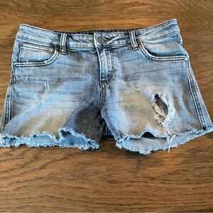 Kut from the Kloth Gidget Fray Denim Shorts
Midrise 9”
Inseam 3”